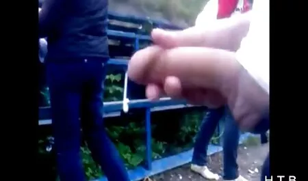 La chica cayó con un hermoso tatuaje salta cojiendome ami vecina sobre el abrigo grueso de los hombres negros mientras