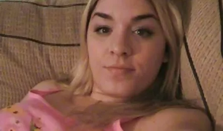Ella porno la vecinita tiene antojo tientas un miembro de la posición de su marido en la mañana y comienza a masturbarse hasta que se despierta para follarla