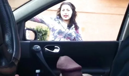 Una sobrina vecinas infieles xxx que es estimulada por una falda sin ropa interior que salta sobre las rodillas de los abuelos, y se topó con su sombrero