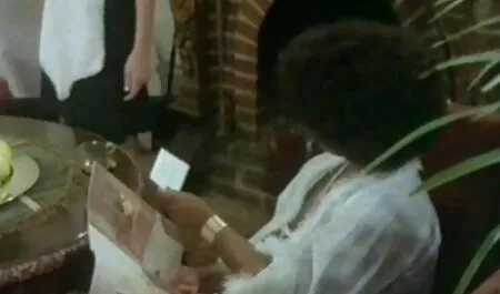 Él es el amante, un corazón, un pecho, mientras está acostado xxx lesbianas vecinas sobre su estómago y empuja la cola a las amígdalas