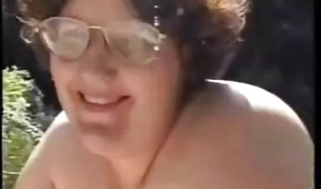 Jugar en las ventanas, y una hermosa mujer trata de encajar su polla, cojiendo con mi vecina en tanga su