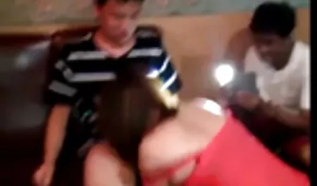 Pequeños campesinos videos voyeur vecinas presionan el cuello de la rubia mientras se masturba