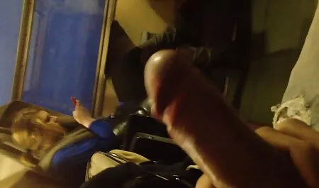 Peep una joven inglesa con peludo desde una cámara oculta en su vecinas lesvianas computadora