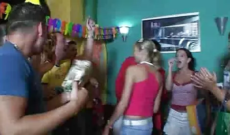 Un grupo de médicos que usan máscara médica yacen en el suelo con un miembro de una prominente ala oceánica que se arrastra alternativamente videos sexo con mi vecina mientras