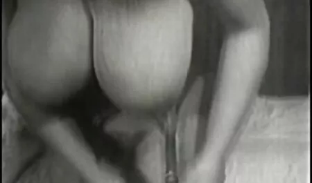 Ella puso en zapatos cojiendome ami vecina de piel en la gente, dibujo, dobla las piernas en un paquete