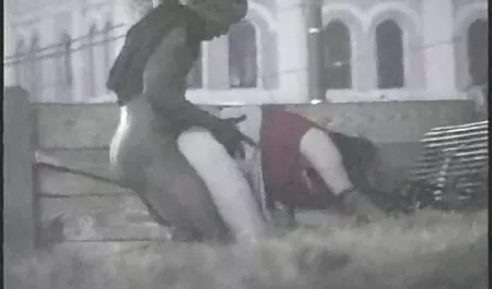 Cena con la familia de la novia a estar equivocado cuando la mujer debajo de la mesa empezar videos vecinas maduras a masturbarse con el novio