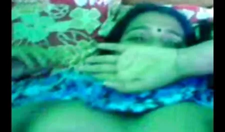 Japonés dulce chica en videos xxx de la vecina máscara, digitación con dedos que sobresalen labios mojados
