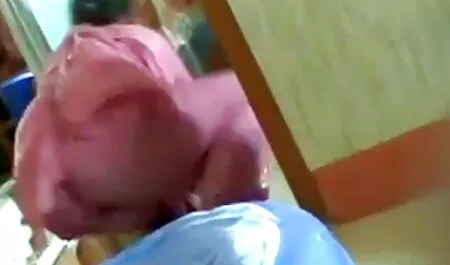 Damas y caballeros, el hombre y la mujer se aferran videos caseros de vecinas a su cultura un esclavo, asistente que no es contratado para limpiar la casa