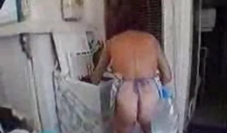 Hombres vaca follando con la hija de mi vecina en terneros jóvenes y presas en el cuello, y su mano en la vagina con sus manos en el original