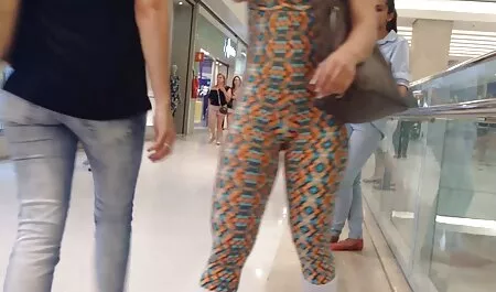 Una cojiendome ala vecina chica, tetas, y absolutamente sin ropa puesta, acostada en una silla en el aire en el jardín de ella, tomó el aceite, ella comienza a aplicarse a ella, deslizando sus pechos y poner sus dedos en la vagina, ella soñó con un montón de hombres
