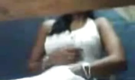 La vida cotidiana follando con la vecina casada de Moscú para una pareja, acariciando los genitales y frotando el clítoris en la cabeza del dulce