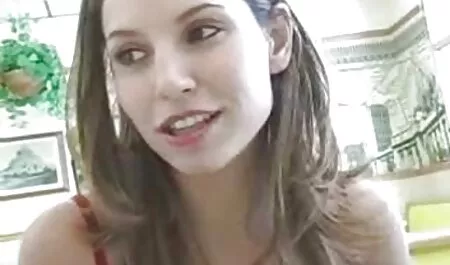 El vecinas xxx videos dueño de la villa, que está loco agarrando a la gente que sirve blanco con la parte posterior de su cabeza, y lo presionó contra la pared, quitándose lentamente los calzoncillos.