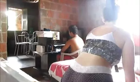Una cogiendo a mi vecina mexicana joven secretaria que le masajeó los hombros y para que ella lo follara a casa, y debajo de la mesa había una cámara oculta