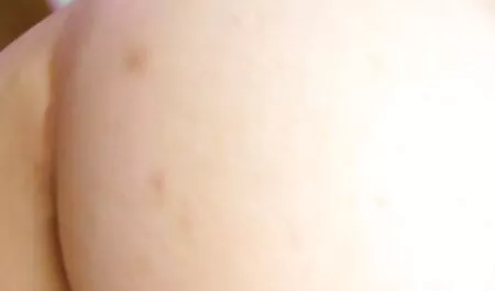 Nena con hermosas tetas agarrando suavemente sus dedos y no puede vecinas folladoras resistirse
