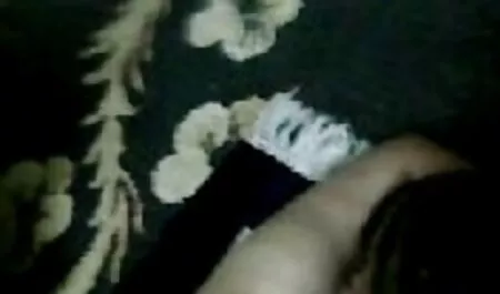 El Hijo del vecina xx granjero llevó a la cima de la colina lejos de la manada y tuvo relaciones sexuales con dos personas