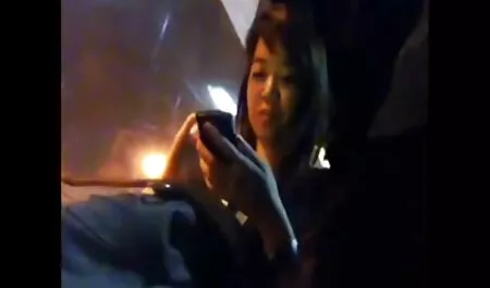 La famosa rubia de los diarios de vampiros planea con picos y es sostenida por el cuello en videos caseros de vecinas el transcurso de una relación íntima