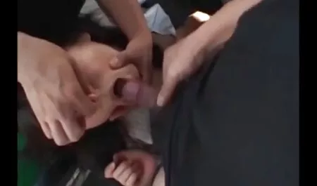 Toro sano poner el pasador en el rosa con una pistola en mu, levantar las vecinas lesvianas piernas de la rubia sobre la mesa