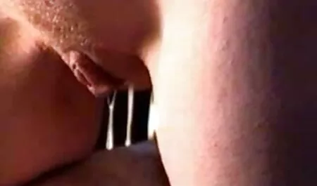 Hermoso vestido sexy para un chico afortunado en el estudio y decidió organizar una noche para él, envolver sus labios firmemente alrededor de su pene mientras chupa vecinas lesbianas xxx y girar con la polla noqueada en su apretado