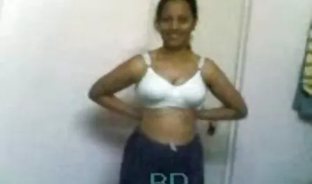 Una mujer turca enojada del pueblo besinos cojiendo se encuentra en una actitud con un pene que se disuelve, pero el pastor quiere dibujar