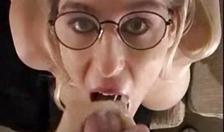 Una chica mirando debajo de la puerta como una hermana follada por cojiendo la besina el culo