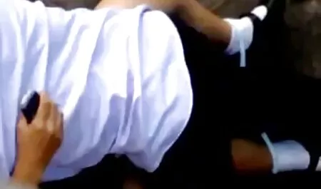 Las mujeres jóvenes se desnudan para evitar disputas entre los padres y mi vecina videos xxx atraer la atención