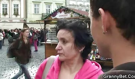 Una mujer joven escroto de su marido con hoja de lado rojo en la parte posterior videos sexo con mi vecina de la habitación, y despegando para unas pocas hojas de euro