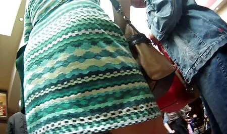 Una mujer por sus videos xxx vecina labios mientras conduce mientras que un joven conduce un coche