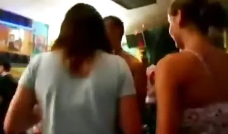 Un amante de la naturaleza en el jardín mientras su marido trabaja frente a cojiendo a mi vecinita la computadora