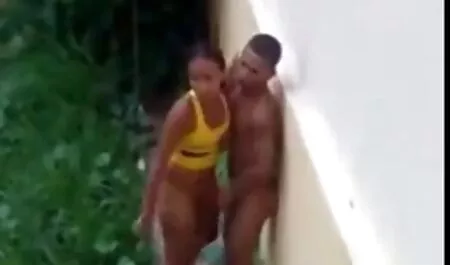 Ella acarició su garganta con un consolador, y cuando se dio vesinas lesvianas cuenta de que no tenía carne en absoluto, se sentó con un culo peludo en la cara