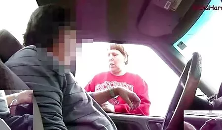 Un hombre gordo, una chica delgada en una piscina con aceite, luego para conducir a su novio en un coño vecinas lesvianas y lograr un orgasmo