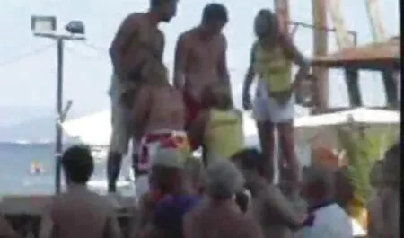 Un hombre con una mujer dormida tiene relaciones sexuales con un amigo que vive en su posición en una noche videos xxx con la vecina