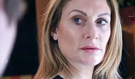 Soportar la entrada del género en los labios cogiendo a mi vecinita apretados culo y gritar zhoparadivayuschey dolor