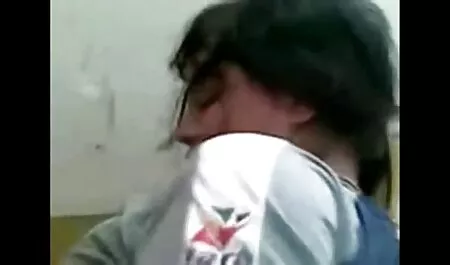 Hombres de piedra hippie barbudos en la cama mientras se visten en la boca con dedos, pulgares, chicas emo videos xxx de mi vecina