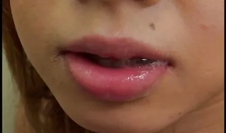 Una hermosa joven como una bola de masa, lamiendo su pene videos sexo con mi vecina como caramelo en un palo