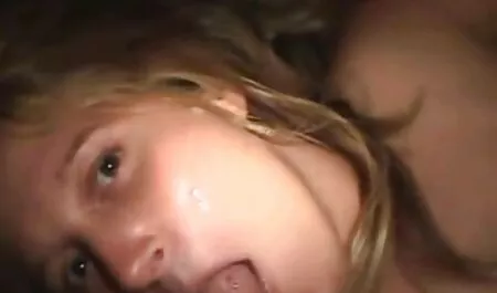 Los recién casados juegan el papel serviporno vecinas de un policía y un maníaco Berborgol que está esposado