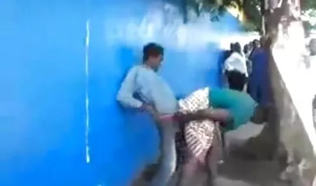 Joven cogiendo a mi vecina bomba sexual de pie en el fomento y la masturbación para revelar slimy labios dumplings