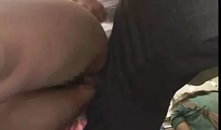 Codicia, ganado, presiona su bondad con el escroto en la tráquea y presiona sus videos xxx de la vecina dedos