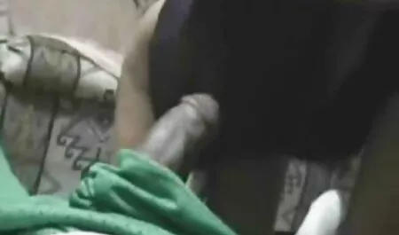 Orgasmo Real la vecinaxxx bajo la presión del agua, golpeó un coño, grifo en el baño