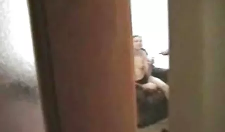 El periodista le dio la boca a una vecinas lesvianas ama de casa que fue entrevistada en una silla con cáncer