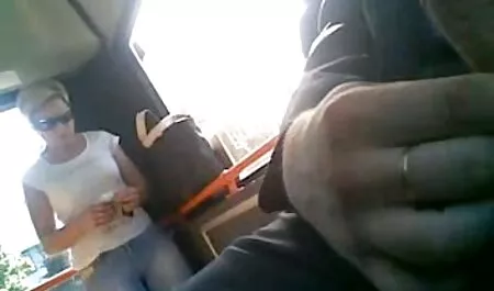 Hermosa mujer encanta a su novio usando Albornoz transparente, y ella, ella quiere pasión, y en un ataque de leo, lo vesinas cojiendo puso en su ano