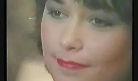Dzhigit vecinas lesbianas follando con una mano sostiene el teléfono y dejar de fumar donas, y veces lunes para empujar su cabeza en la polla