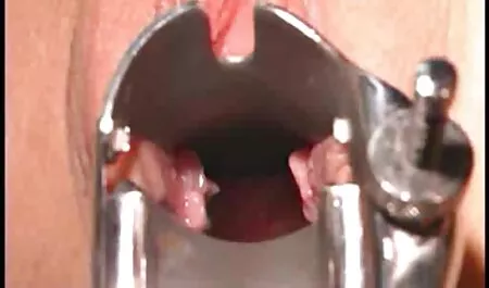 Deuda para castigar a los que están en un lugar en la cama en un hotel a lo largo de la sexo vecina madura carretera