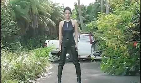 Después de registrarse, una la vecinita tiene antojo porno paciente deja sus bragas y empuja a la chica detrás de ella.