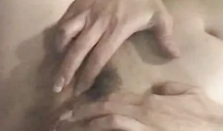 El viejo se lo dio a su vecina mujer joven y cuando ella vino ella lo empujó en apretado en cojiendo ala vecina madera