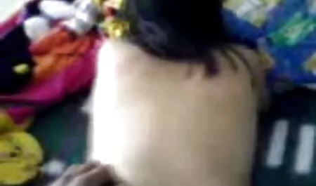 Una hermosa chica en bragas blancas yacía mi vecina en tanga xxx sobre el hombre y acarició, trabajando suavemente con sus manos y boca