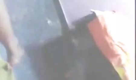 En el Metro de Moscú, una joven mujer quitándose su suéter chica muestra tetas y chupa porno la vecinita tiene antojo shnyag su novia