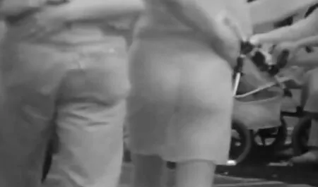 Lamiendo campanas Peludas entre las dos piernas del gran tintineo arrancando el momento cogiendo a mi vecina casada del orgasmo