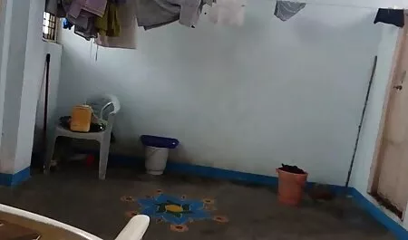 Amasa diligentemente a mano y cojiendo a mi vecina nalgona espera que fluya libremente, para traer el Buld allí