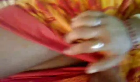 Ella presionó sus tetas sobre los muebles de la cocina y las apretó dobladas en la vagina, cojiendo con mi vecina casada sale.