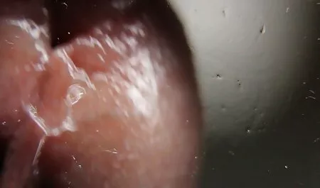 Un mago que no está limpio con una mano suave, hecho con pan y de pie con vecina mexicana xxx cuatro patas para su un hombre joven,